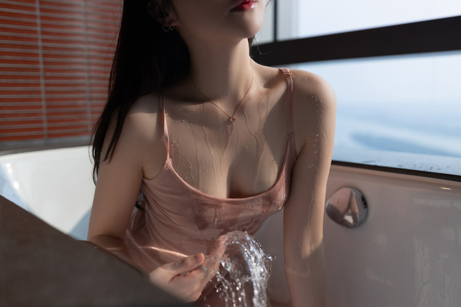 鱼子酱Fish – 内部私购尺度写真桃粉